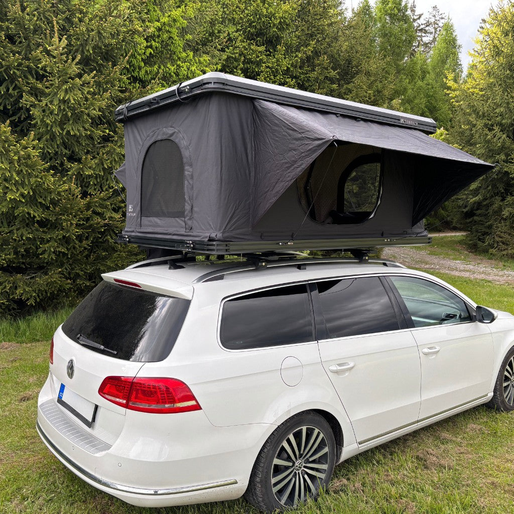 Autostan TENTIUM s otevřenými okny a moskytiérami ve dne