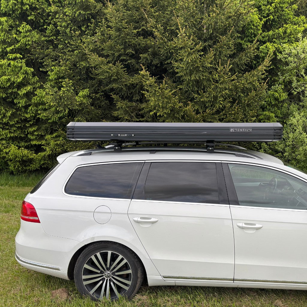 Minimalistický profil složeného stanu TENTIUM na střeše SUV kombi