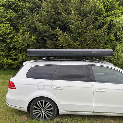 Minimalistický profil složeného stanu TENTIUM na střeše SUV kombi